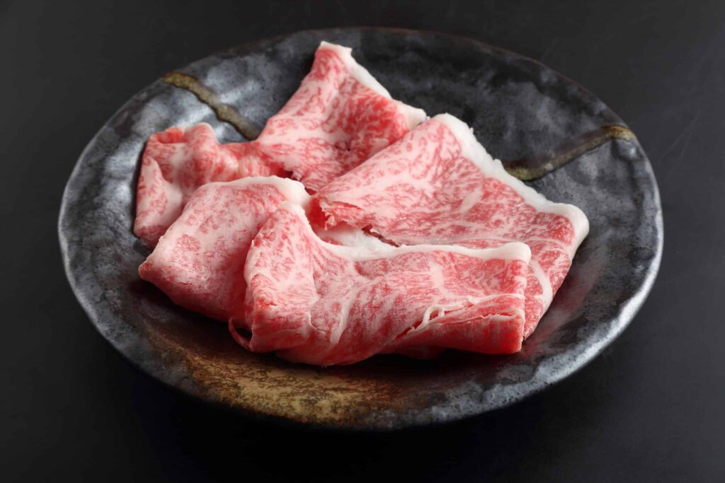 黒い器に盛られた但馬屋PREMIUM京都駅八条口店の和牛しゃぶしゃぶ用スライス肉